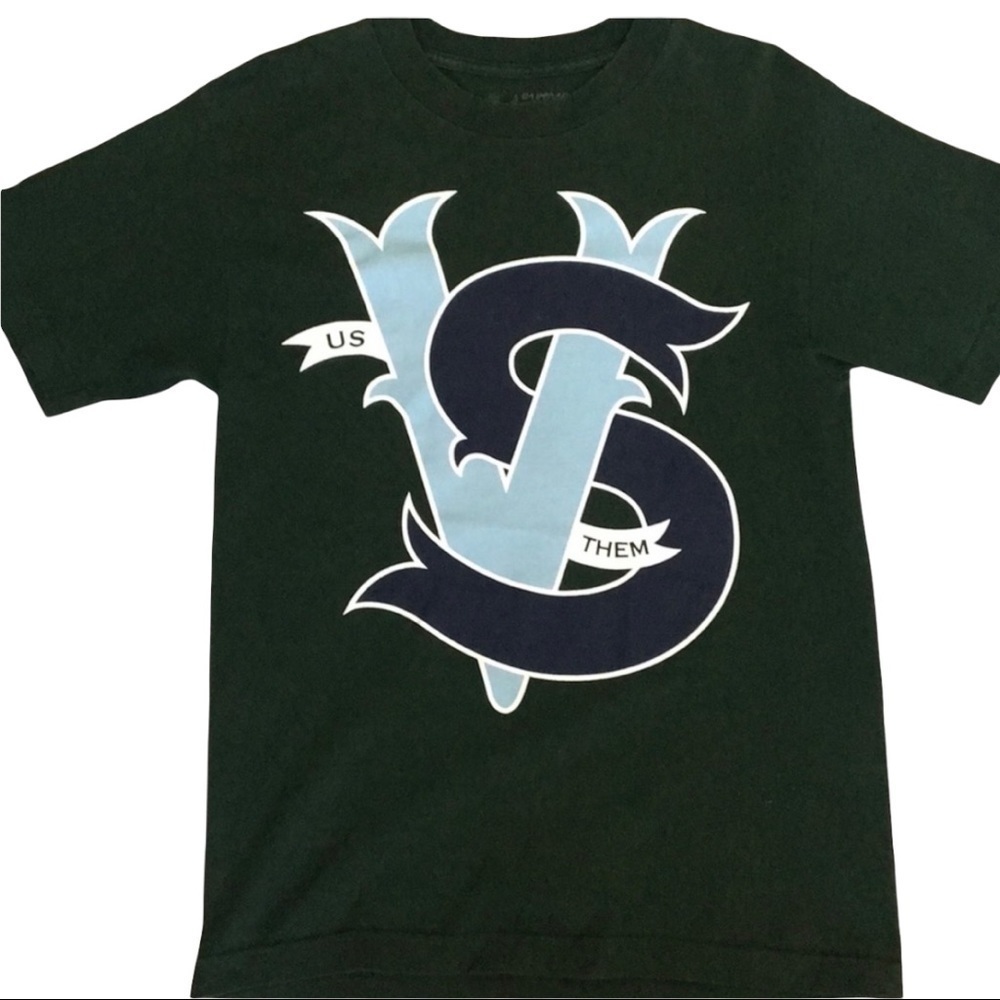 𝅺❤️US Versus Them❤️ Graphic Tee size (S)